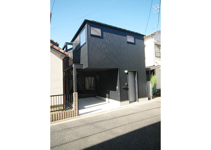 中庭とハナミズキの家