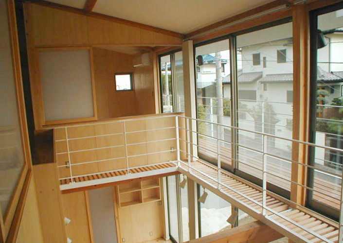 大きな吹抜けをもつ家