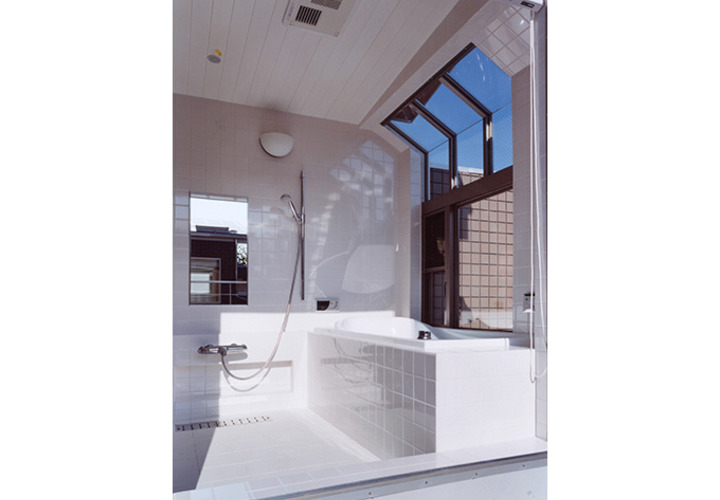 夜空を眺める開放的な浴室