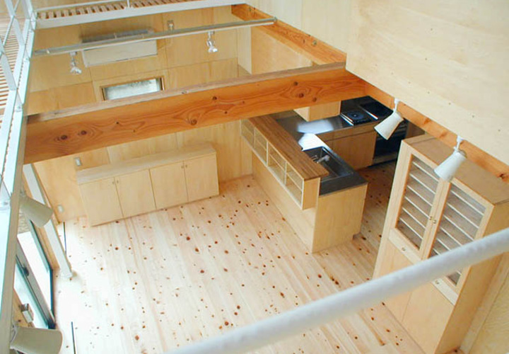 吹き抜け上部からLDKを見下ろす