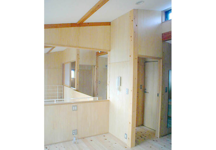 白木に囲まれる優しい雰囲気の室内