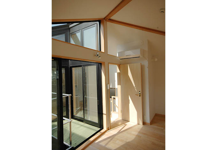 中庭からの光が差し込む室内