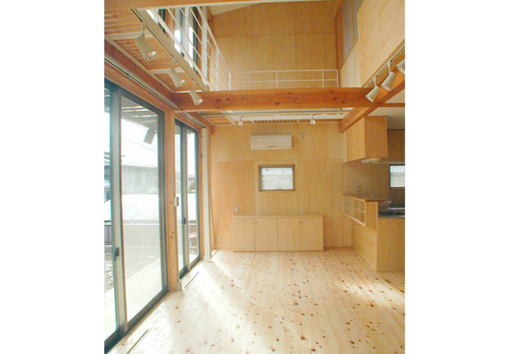 全面窓が自然な明るさを採りこむ