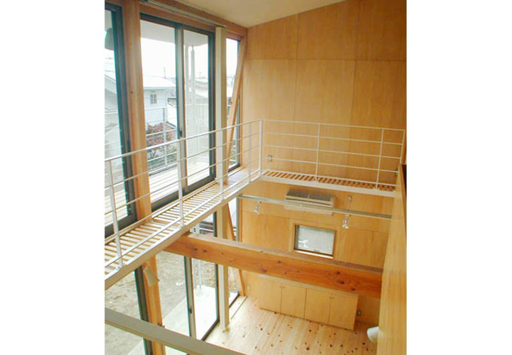 家族の声が響く吹き抜けを中心とした室内