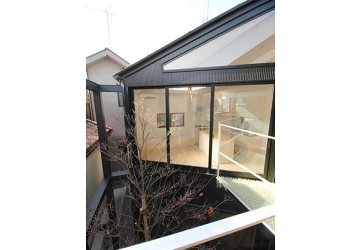 中庭に面する窓で明るい室内