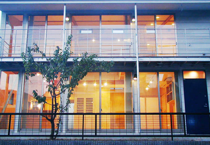 木材に反射した暖かい光が漏れ出す夕景