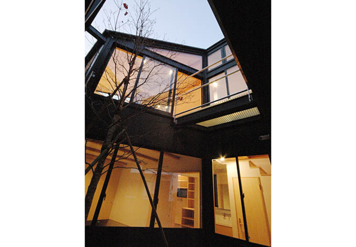 中庭を通して室内を見渡せる