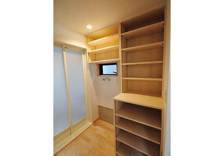 造り付けの収納棚が並ぶ脱衣室