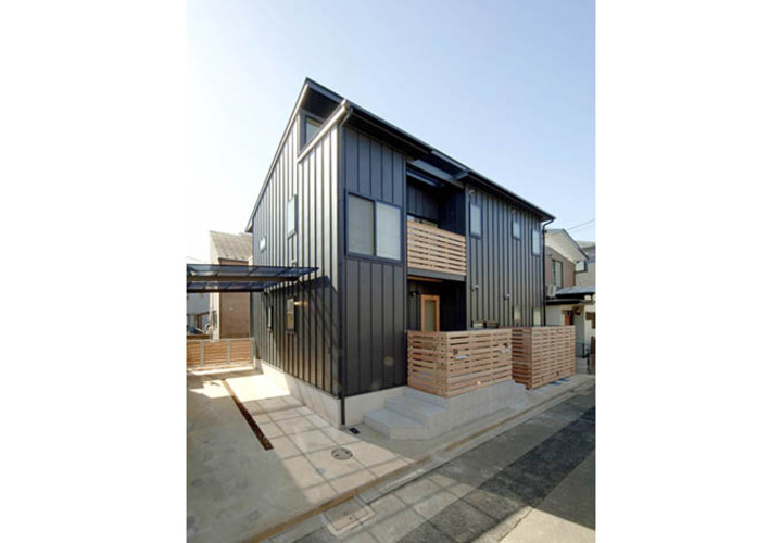 前面道路からみる外観と駐車スペース