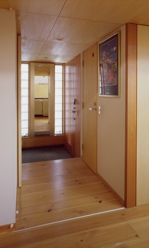 外からの自然光が優しく明るい玄関スペース