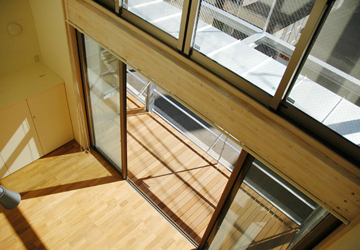 吹抜から見下ろすリビングとバルコニー