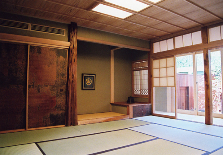 再生利用の木材を使った座敷