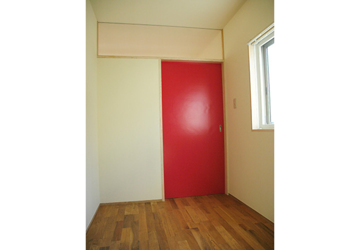 アクセントになる真赤なドア