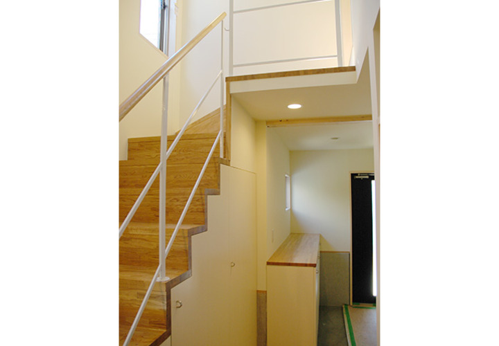 玄関から2階へのL字階段