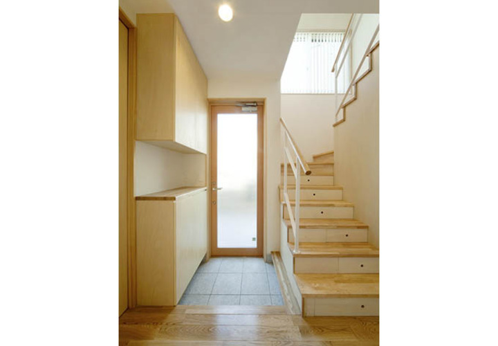 すりガラスのドアで明るい玄関ホール