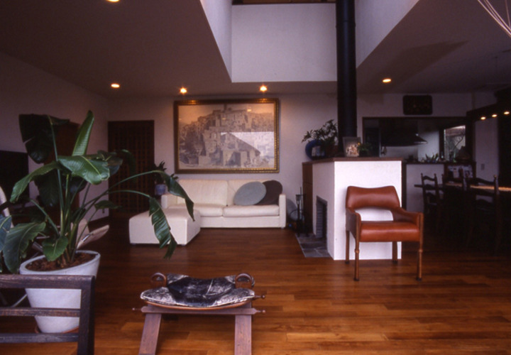 暖炉と吹き抜けのあるリビング