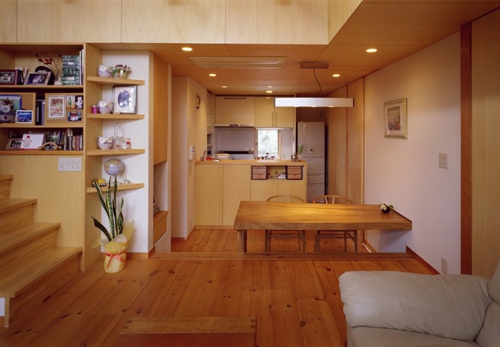 ダイニングキッチンからリビングプレイコーナーそして子ども部屋へとスキップフロアでぐるぐると登って行くプラン