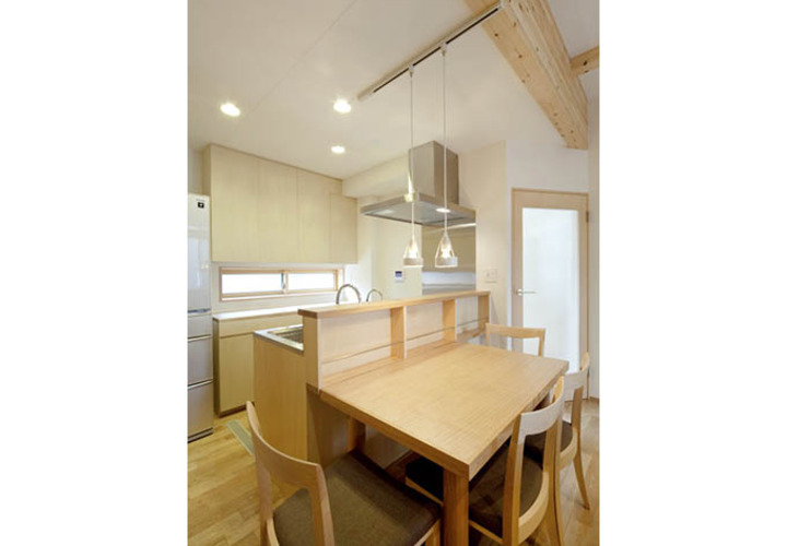 家族の顔が見えるカウンターキッチン