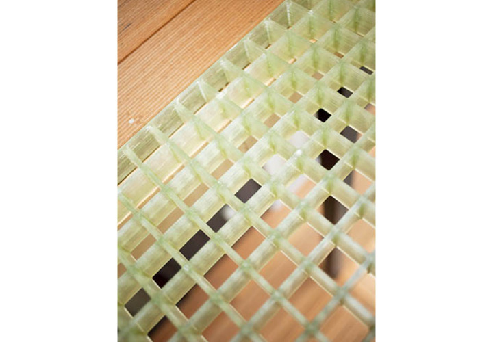 風通しのよい網目状のバルコニー床