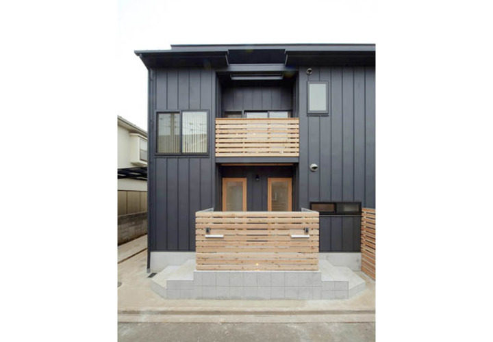 木のルーバーが印象的なエントランス