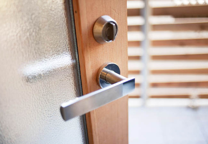 フロストガラスのシンプルな玄関ドア