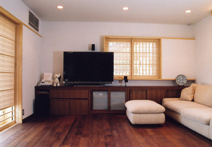 濃い床のチーク材、白壁の珪藻土でまとめたリビング