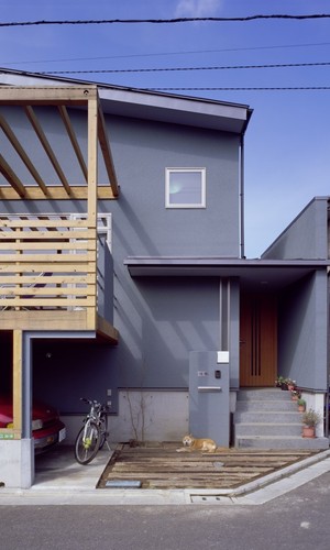 車も自転車もペットスペースも確保のアプローチ