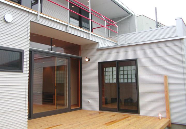 陽の光が気持ちよい1階テラスと2階バルコニー