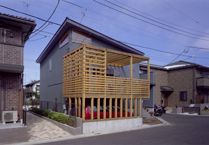 建物は2階建ての高さでもスキップフロアで3層構造のような内部