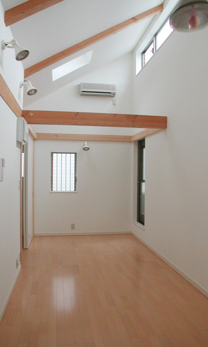 勾配天井のトップライトにハイサイドライトで明るい室内