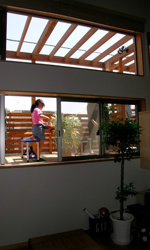 天気の良い日はバルコニーで子ども達と楽しい食事