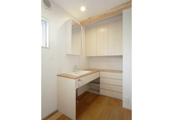 たっぷり収納のL字型洗面台