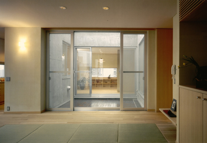 オーナー住居は通りの騒音を考慮して光庭を囲むプラン