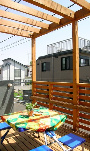 建物前面の道路から見えすぎないバルコニー