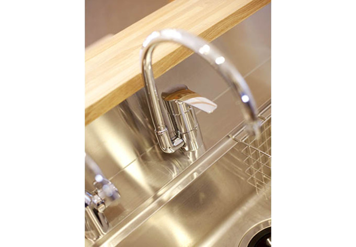 ステンレスが輝くキッチンスペース