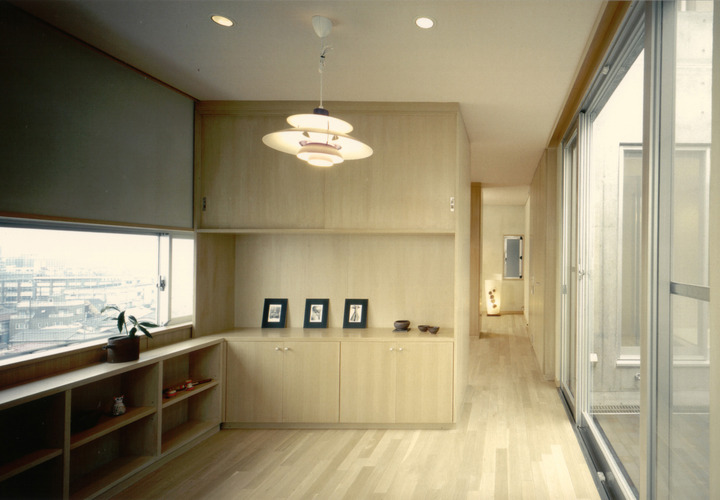 無垢フローリングや木の建具が優しい雰囲気のリビング