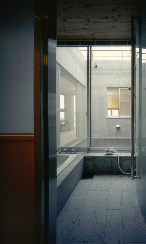 グレーで落ち着いた雰囲気のバスルーム