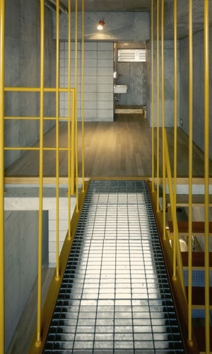 メゾネットタイプに吊りの渡り廊下を付けた遊びのある間取り