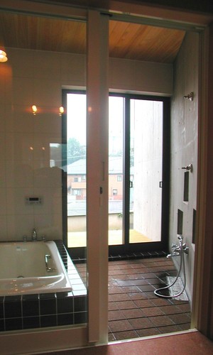 一部コンクリートの壁面を取り入れたバスルーム