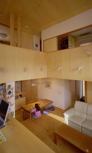 リビングやプレイコーナーからは吹き抜けを通じて2階の部屋と繋がれる