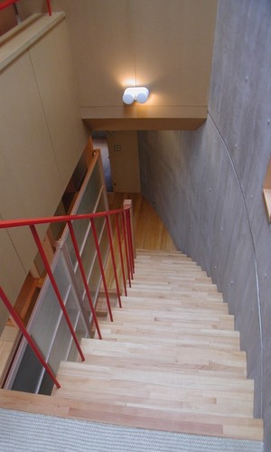 コンクリート打放しの曲面内側は階段ホール