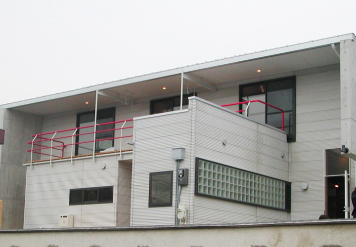 建物前面とはまた違った表情の裏側