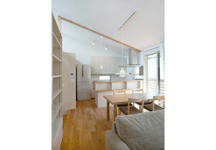 傾斜屋根で広さを感じるリビング