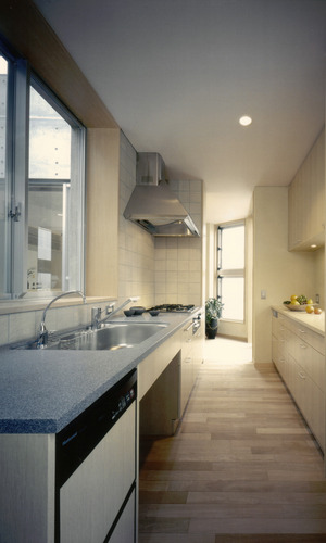 ベージュを基調にしたすっきり爽やかなキッチン