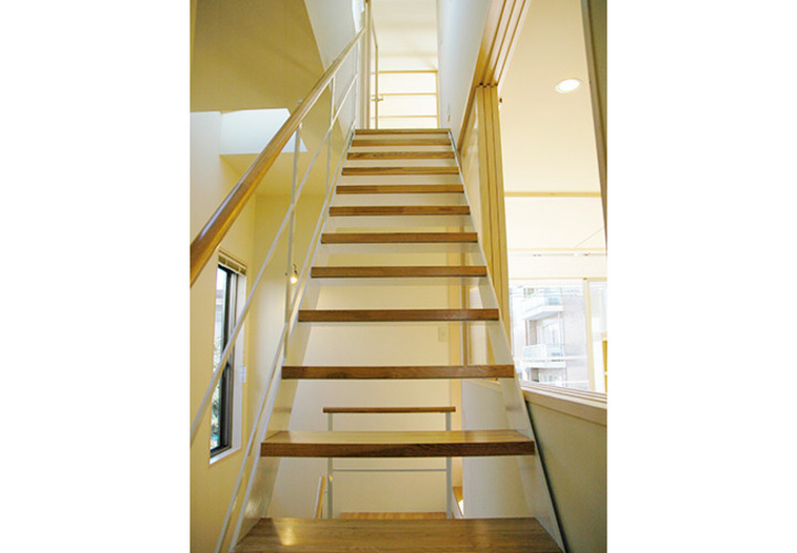 踏み板だけの光を通す階段