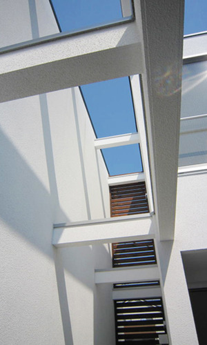 格子扉を抜けた中庭から見上げる空