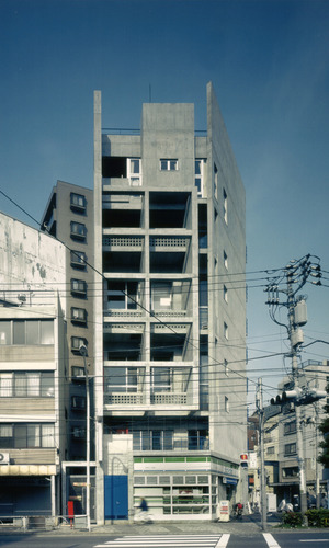 大きな通りの交差点に建つ賃貸併用マンション