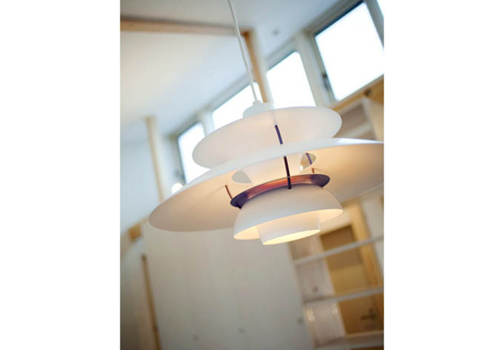 お洒落な照明の映える室内