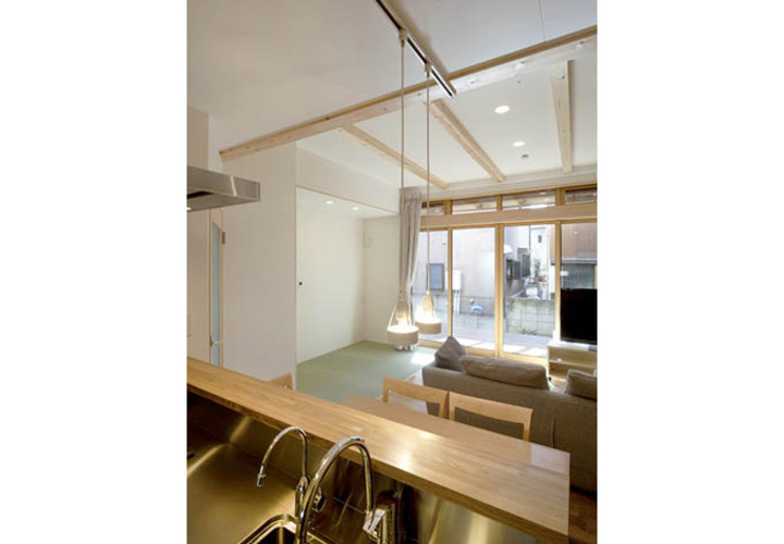 キッチンからリビングへの眺め