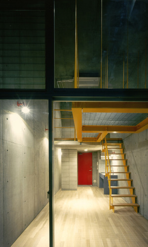 無機質なグレーの室内に赤青黄色のカラーが元気なイメージ